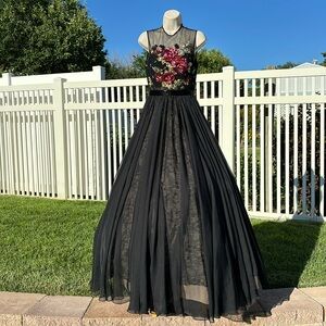 Sherri Hill Gown Size 2, Waist 25”, Bust 31”